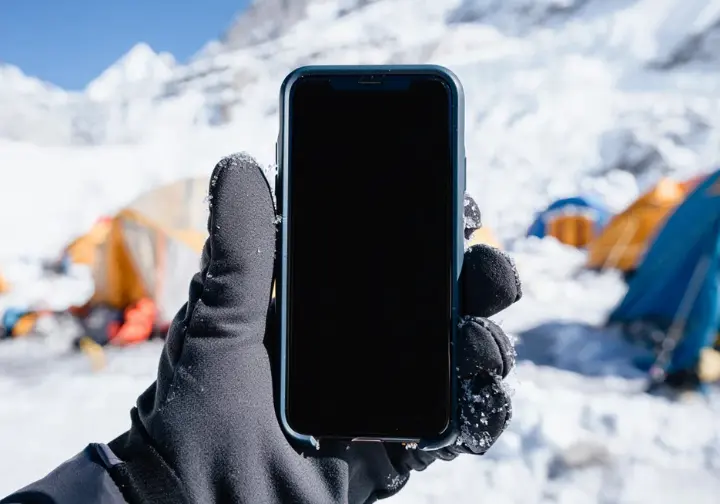 Why cold kills batteries: Smartphone screen shutting down unexpectedly due to extreme cold on Everest.