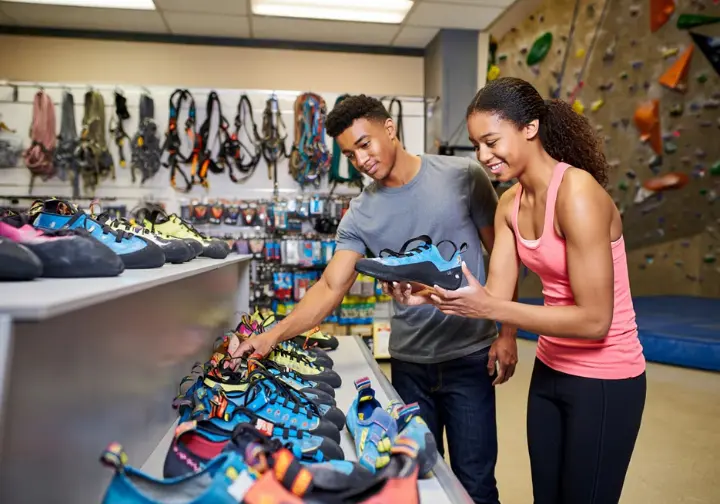 Expert climbing shoe picks: Showcase display of recommended beginner and intermediate climbing shoe models.