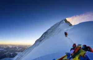 Everest Climbing Season: Unlock Your Summit Window Everest climbing season: diverse climbers nearing the summit during a clear weather window, key to unlocking your summit attempt.