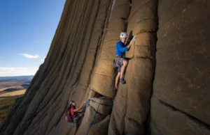 Master Climbing Devils Tower: Routes, Regs & Respect Mastering climbing Devils Tower, Wyoming: diverse climbers on a classic route, showcasing routes, regulations, and respect.