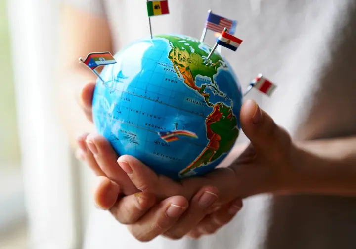 Defining the global quest: Globe with markers indicating the locations of the Seven Summits across the continents.