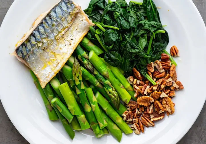 Defining "no carb" diets: A balanced high-fat low-carb meal plate illustrating HFLC foundations.