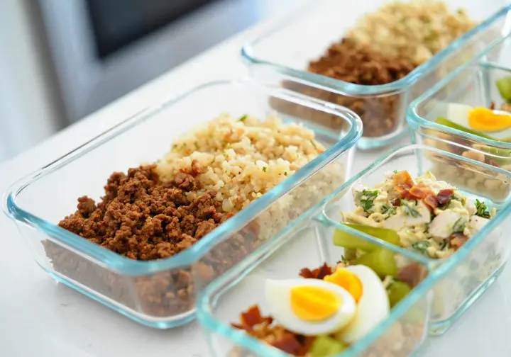 Creating your no carb eating plan: Meal prep containers filled with various pre-portioned low-carb meals.