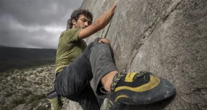 Your Car Is Flattening Your Climbing Shoe Downturn Downturned La Sportiva Miura VS climbing shoe toeing an overhang, showing the curve that downturn maintenance protects