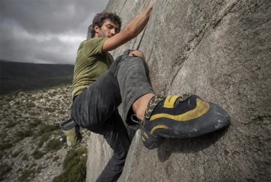 Your Car Is Flattening Your Climbing Shoe Downturn Downturned La Sportiva Miura VS climbing shoe toeing an overhang, showing the curve that downturn maintenance protects