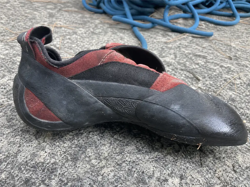 Close-up of the tension rand wrapping the heel and toe of a downturned climbing shoe