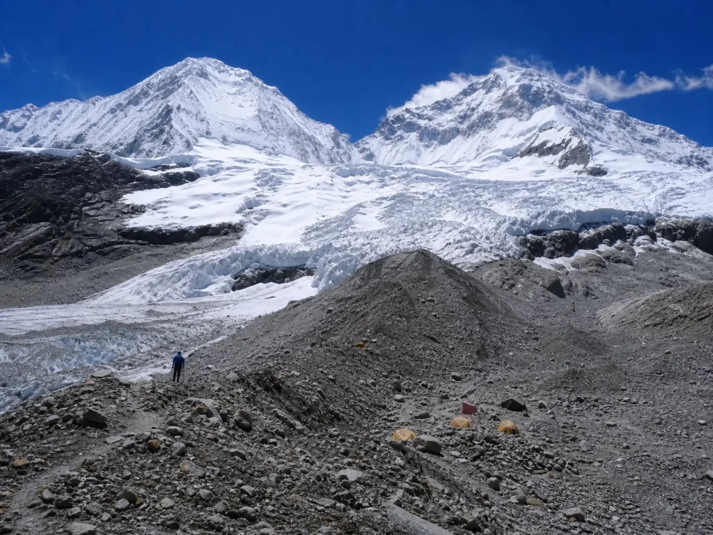 Huascaran Normal Route with base camp and glacier below the twin summits — Huascaran climbing guide route overview